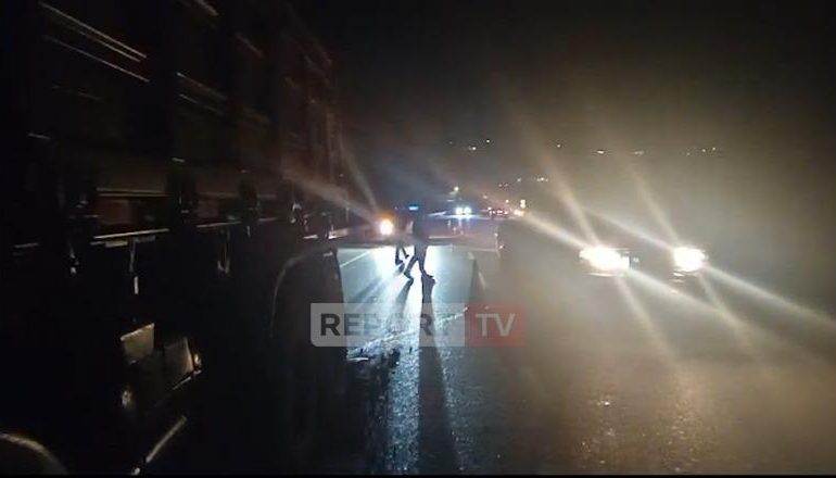 AKSIDENT NË TEPELENË/ Makina përplas nga mbrapa automjetin e tonazhit të rëndë, plagosen burrë e grua