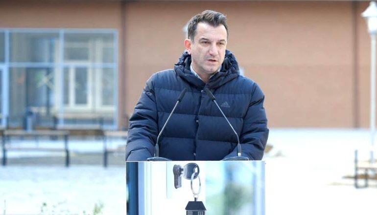 RINDËRTIMI/ 75 familje në Kombinat marrin apartamentet! Veliaj: U vonuam 5 vite nga gjyqet..