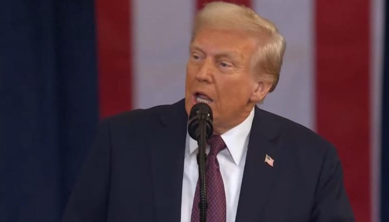 “EPOKA E ARTË FILLON TANI”/ Trump rimerr zyrtarisht detyrën si president