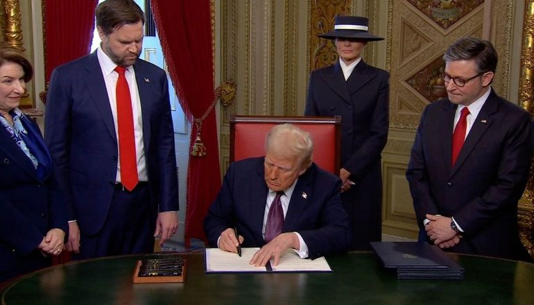 PAS BETIMIT SI PRESIDENT/ Trump nis mandatin duke firmosur urdhra ekzekutivë dhe emërime në Kapitol