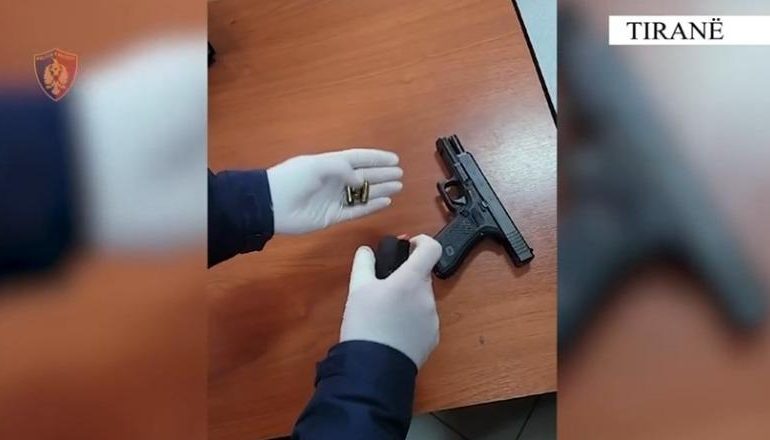 LËVIZTE ME PISTOLETË NË RRUGË/ Arrestohet 44-vjeçari në Kamëz