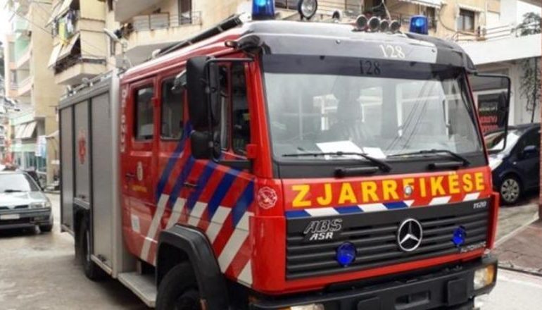 DETAJET E PARA/ Përfshihet nga flakët garazhi i një pallati në Komunën e Parisit