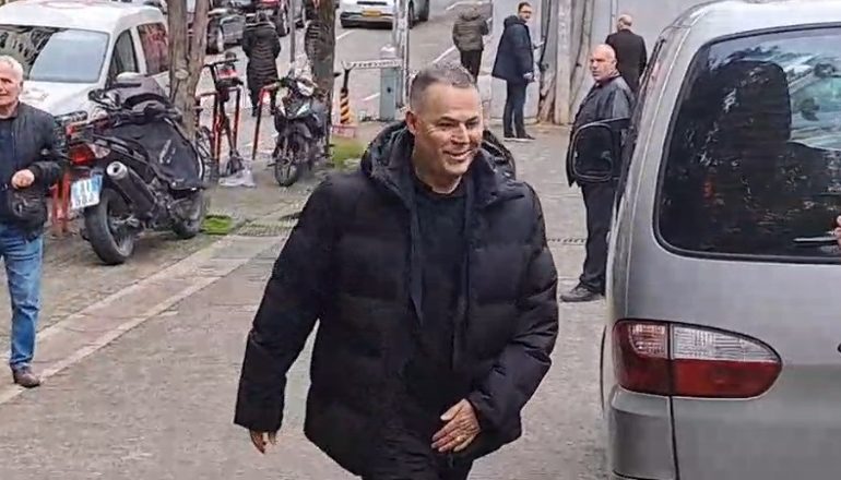 I PANDEHUR PËR FSHEHJE PASURIE/ Asllan Dogjani paraqitet në GJKKO, merr pjesë në seancën gjyqësore