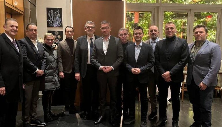 FOTOLAJM/ Kryeministri maqedonas, takon familjen shqiptare në SHBA: Janë shembull suksesi