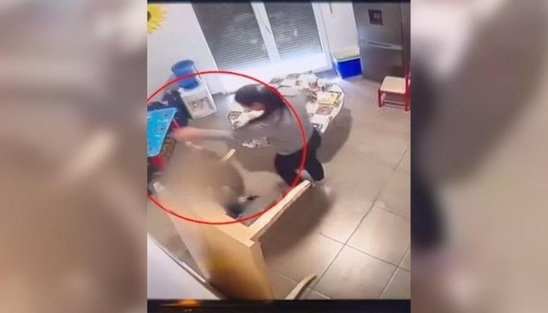 PAMJET/ Momenti kur edukatorja qëllon 3-vjeçarin në një kopsht në Tiranë! Babai: Më kanë bërë presion…