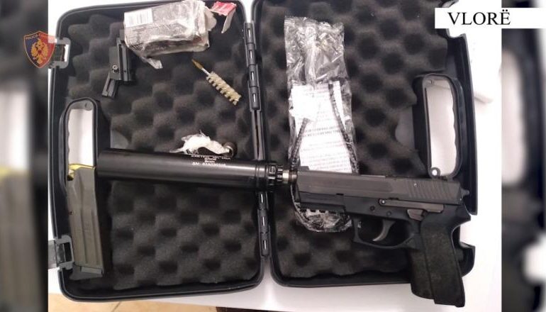 KONTROLLE NË NJË BANESË NË VLORË/ Policia gjen një pistoletë me silenciator dhe 24 fishekë! Shpallet në kërkim 46-vjeçari (EMRI)