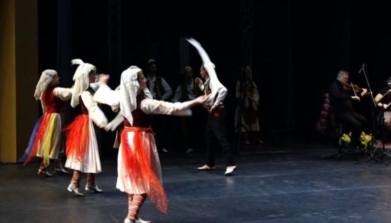“TRËNDAFILIN KUR TA DHASHË”/ Tradita shqiptare në skenë! Ansambli çel sezonin e ri, këngë e valle nga i gjithë vendi