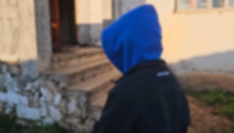 SHOKUESE NË DEVOLL/ I mituri rrëfen ngacmimin seksual nga 45-vjeçari: Më mashtroi! Nëna: Dua drejtësi, tentoi ta përdhunojë