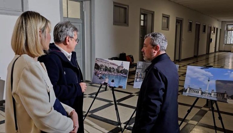 FOTOGRAFI ROLAND TASHO ÇON “AROMË BUDAPESTI” NË SHKODËR/ Imazhe të diplomatëve hungarezë me veshje shqiptare