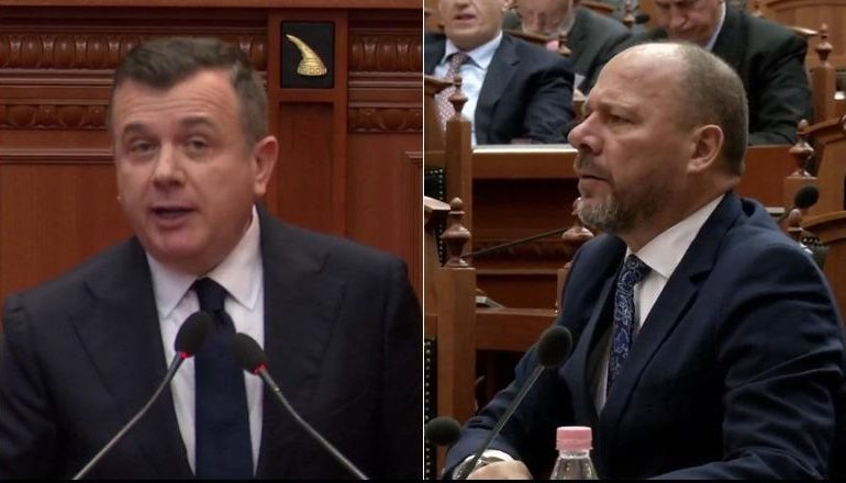IRONI ME MZIUN/ Balla: Xhelal, iku koha jote kur certifikatat bliheshin! Deputeti i PD-së: E-Albania nuk punon..