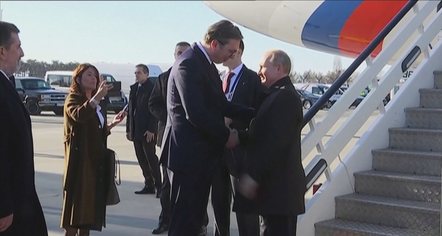 “PO E DETYROJNË SERBINË TË NJOHË KOSOVËN”/ Rusia kërkon takim urgjent me Vuçiç