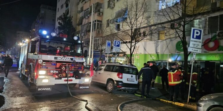 ZJARRI TEK PALLATI 8-KATËSH/ Reagon Mbrojtja Civile: Vihen nën kontroll flakët! Shkak dyshohet një shkëndijë elektrike