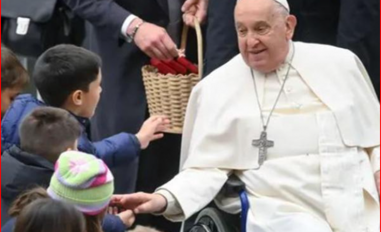 PAPA FRANCESKU PËSON INCIDENT NË REZIDENCËN E TIJ/ Vatikani: U rrëzua, por pa fraktura