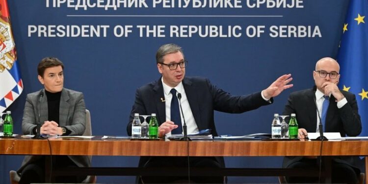 SHPËRBËRJA E GJYSMËS SË KABINETIT/ Karta e re e Vuçiç për të frenuar protestat