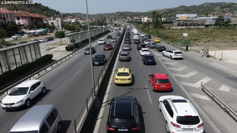 TRAFIKU NË DURRËS NË KOLAPS/ Vendosen fasha orare për qarkullimin e automjeteve