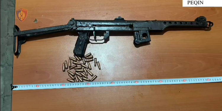ARRESTOHET 31-VJEÇARI NË PEQIN/ I gjendet në banesë një automatik sovjetik