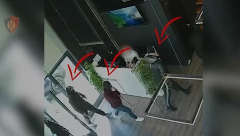 TË MASKUAR ME KAPELE DHE MASKA/ Rrahën 48-vjeçarin një ditë më parë, arrestohen dy persona, shpallen në kërkim katër të tjerë (EMRAT)