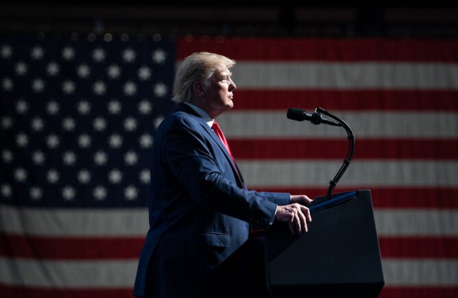 “NËNDSHKROVA 350 URDHRA EKZEKUTIVË”/ Trump bën bilancin e javës së parë në Shtëpinë e Bardhë dhe sulmon Biden: Ishte një fatkeqësi…