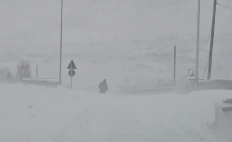 MOTI I KEQ/ Reshje dëbore, temperatura të ulëta dhe erëra të forta në Kukës, qindra banorë të bllokuar