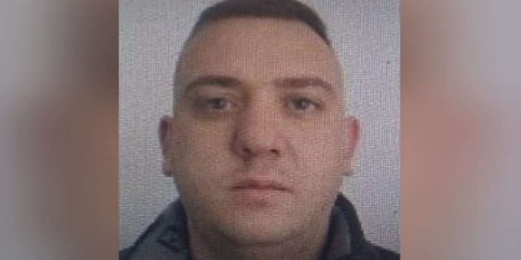 THEU MASËN E ARRESTIT NË SHTËPI PËR TË SHITUR DROGË/ Kush është 35-vjeçari që u prangos sot, një vit më parë kishte mbajtur peng të dashurën, por…