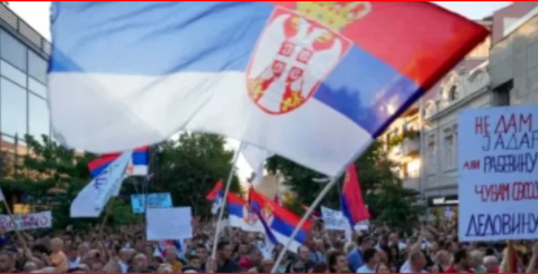 PARALIZOHET SERBIA/ Bllokohen rrugët kryesore, protestës i bashkohen edhe fermerët
