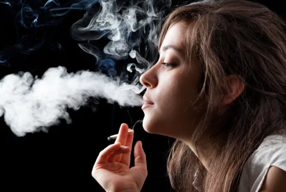 STUDIMI I FUNDIT: Gratë që pinë duhan mund të hyjnë në menopauzë para moshës 45-vjeçare