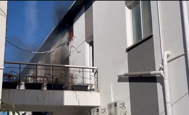 ZJARR NË GRAMSH/ Përfshihet nga flakët laboratori i analizave mjekësore në Drejtorinë e Shëndetit Publik