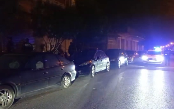 XHAMI ËSHTË THYER NGA PLUMBAT/ Dalin PAMJET e automjetit që u qëllua me armë në Shkodër