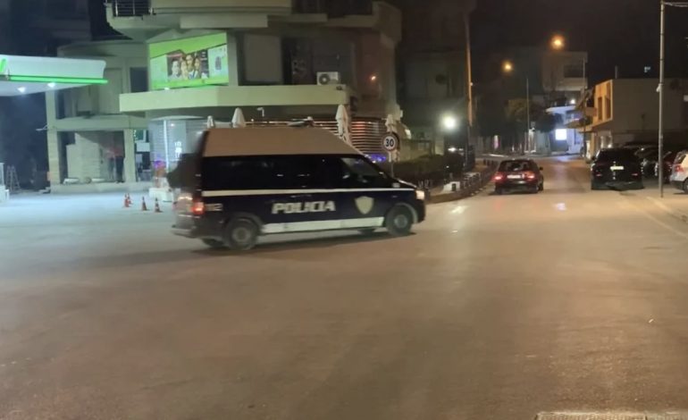 ATENTATI NË BERAT/ Autorët e dyshuar ende në arrati, qëlluan me armë nga një makinë në lëvizje