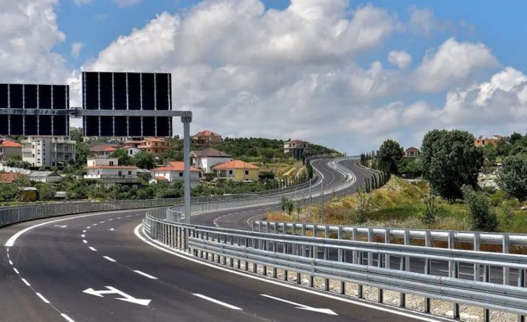 DUKE NISUR QË NESËR/ Fillon aplikimi i tarifës në autostradën Thumanë-Kashar. Sa do paguhet për çdo kalim