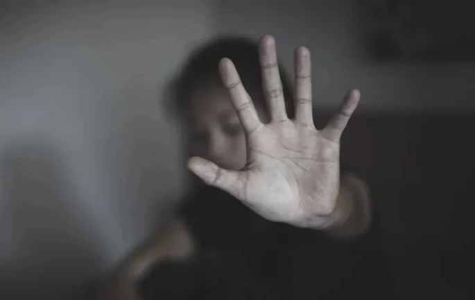 “NUK PËRMBAHET” SHQIPTARI NË GREQI/ Terrorizon ish-bashkëshorten dhe të bijën, thyen xhamat e shtëpisë dhe…