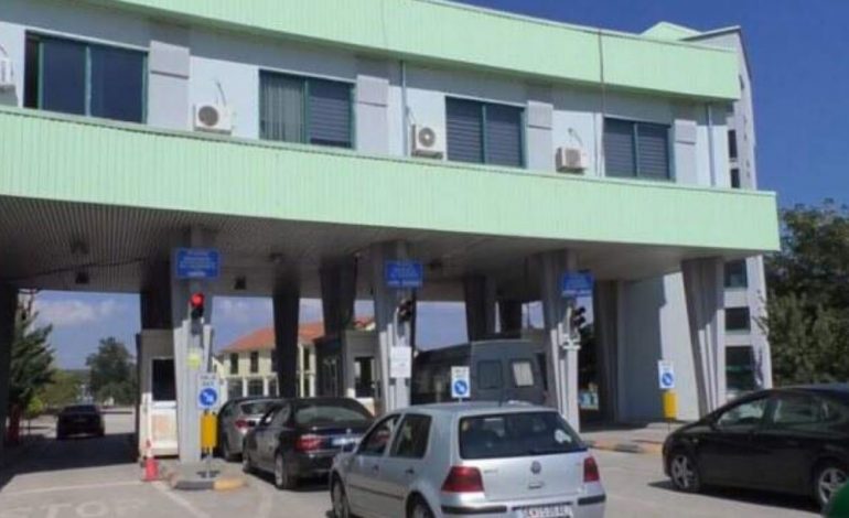 BIE SISTEMI NË DOGANËN MAQEDONASE NË QAFË THANË/ Krijohet fluks makinash në hyrje e në dalje të Shqipërisë