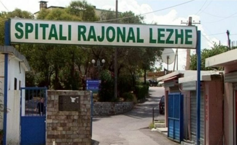 AKSIDENT NË LEZHË/ Përplasen dy automjete, një i lënduar