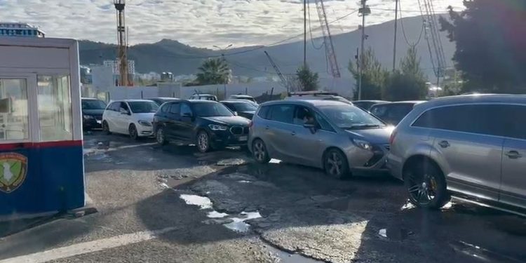 KALUAN FESTAT NË SHQIPËRI/ Nis largimi i emigrantëve dhe turistëve nga porti i Vlorës
