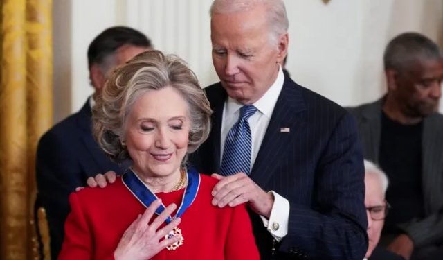 NGA HILLARY CLINTON TEK LIONEL MESSI/ Biden i ‘shpërblen’ me Medaljen e Lirisë