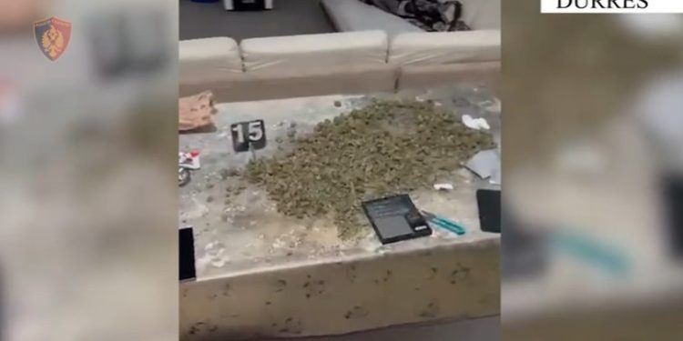E PËSOJNË KEQ/ Shisnin drogë në lokale, arrestohet 20-vjeçari në Shijak, shpallet në kërkim i riu