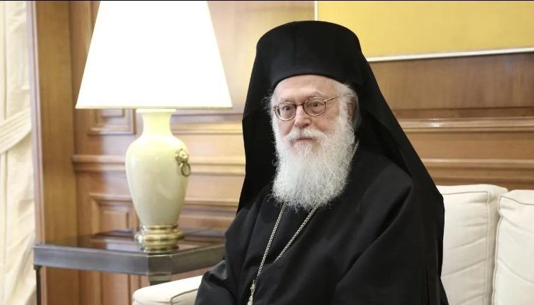 PËRKEQËSOHET GJENDJA SHËNDETËSORE E KRYEPESHKOPIT ANASTAS/ Spitali ‘Ungjillëzimi’ bën me dije se është në intubim
