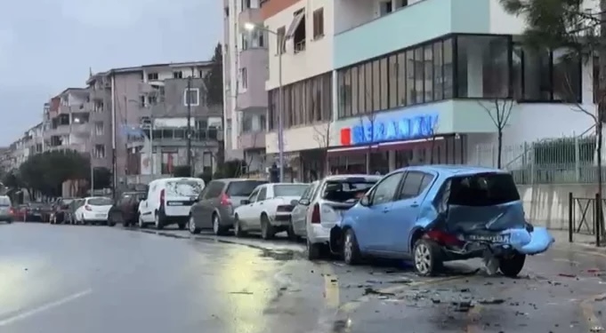 AKSIDENT NË LEZHË/ “Audi” me shpejtësi të lartë përplas pesë makina, plagoset shoferi