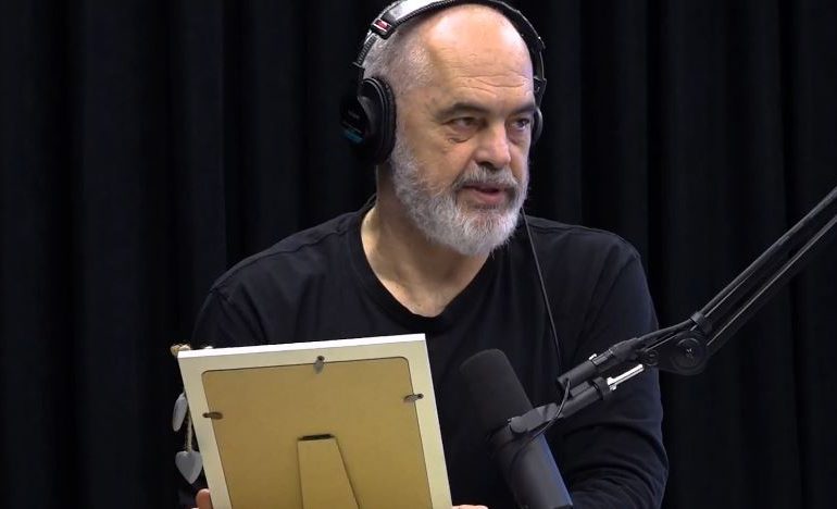 “E DASHUROJ, POR NUK E GJEJ”/ Rama në “Flasim”: Paqja e vërtetë është ajo që zien!