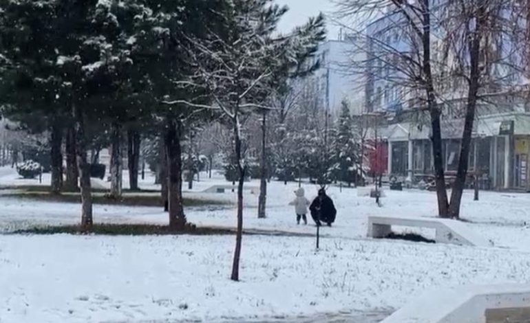 RESHJE DËBORE NË KUKËS/ Qarkullimi i lirë në Kalimash-Morinë! Disa fshatra pa energji elektrike