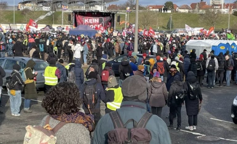GJERMANI/ Mijëra protestues bllokojnë fillimin e kongresit të AfD në Saksoni, rreth 3000 forca policore në zonë