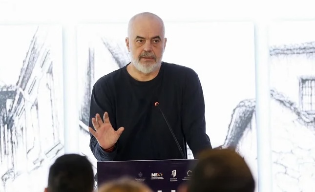IRONIZON BERISHËN NGA ELBASANI/ Rama: Të shfaqet në kala të këndojë këngën e kukuvajkës me pamjen e kanarinës