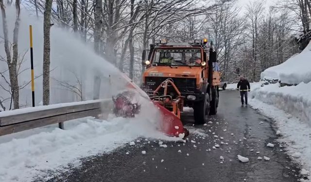 MOTI I KEQ/ Reshjet e dëborës mbajnë bllokuar Rrugën e Arbrit dhe disa fshatra në veri