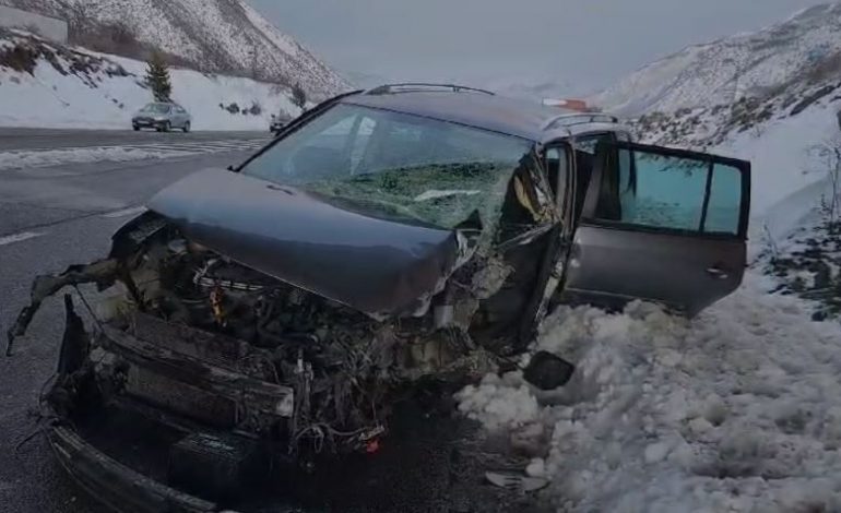 PAMJET E FRIKSHME/ Makina godet kolonën e urës në Bulqizë, shoferi në gjendje kritike. Mjeti bëhet ‘copash’
