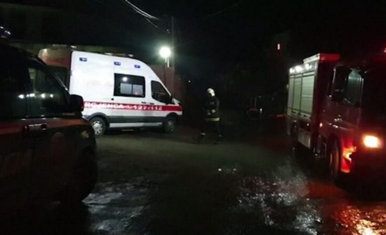 AKSIDENT TRAGJIK NË BERAT/ I riu përplas 30-vjeçaren dhe fëmijën e saj 2 vjeç, ndërron jetë nëna