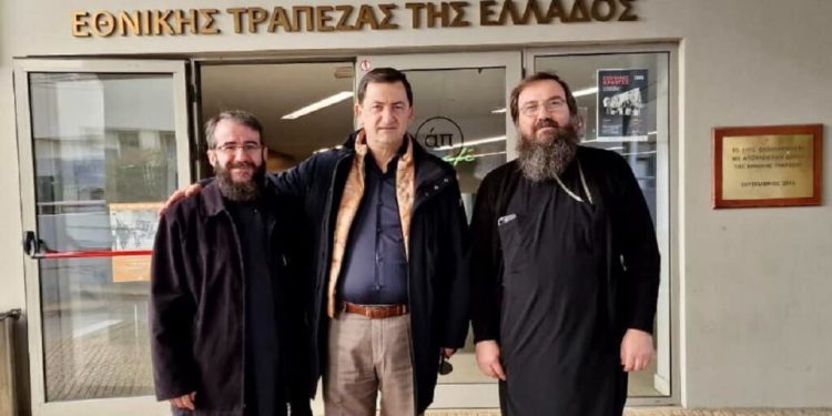 “LUTEMI PËR FORTLUMTURINË E TIJ”/ Vangjel Tavo viziton në spital kryepeshkopin Janullatos