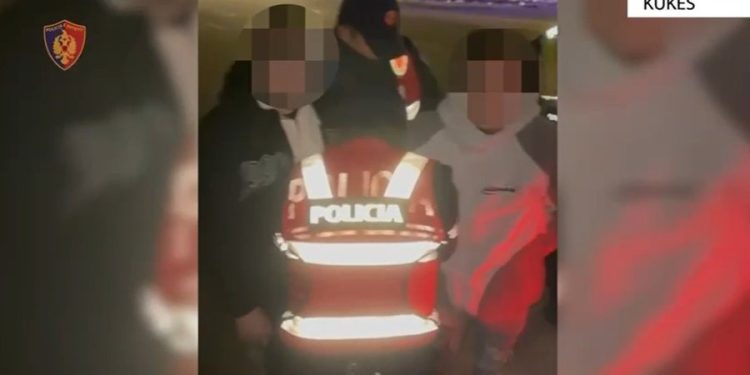 QARKULLONTE ME KALLASHNIKOV ME VETE/ Arrestohet 23-vjeçari në Kukës. Në pranga edhe dy bashkëmoshatarë të tij