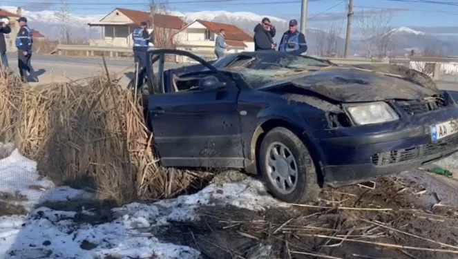 AKSIDENT I FRIKSHËM NË KORÇË/ Automjeti humb kontrollin dhe del nga rruga