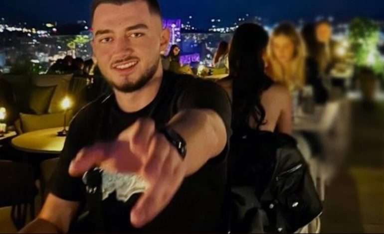 U PËRPLAS NGA NJË AUTOMJET TEKSA LËVIZTE ME MOTOR/ Ky është 22-vjeçari që humbi jetën sot pas aksidentit në Vlorë (EMRI)