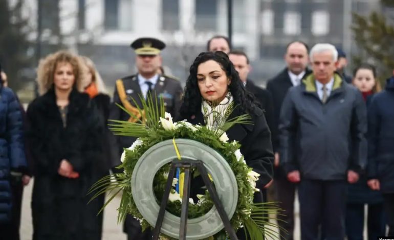 19-VJETORI I VDEKJES SË IBRAHIM RRUGOVËS/ Vjosa Osmani dhe diplomatë të huaj kryejnë homazhe te varri i ish-presidentit